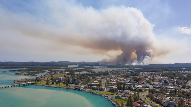 australian bushfire approaches tuncurry nsw